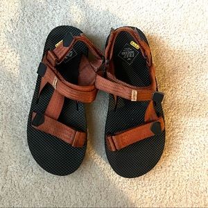 New w/o box Free Waters  Women Orange Sport Strap Sandals, 8